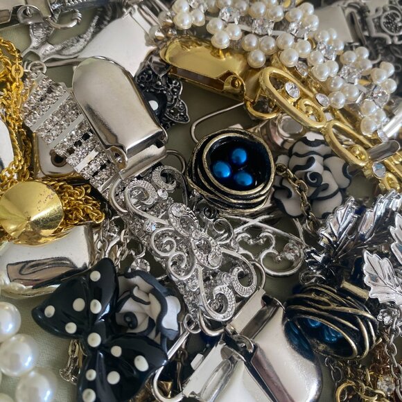 1/2 Pound Vintage To Modern FASHION JEWELRY Sweater Clips NEW!! READ DESCRIPTION - Picture 4 of 7
